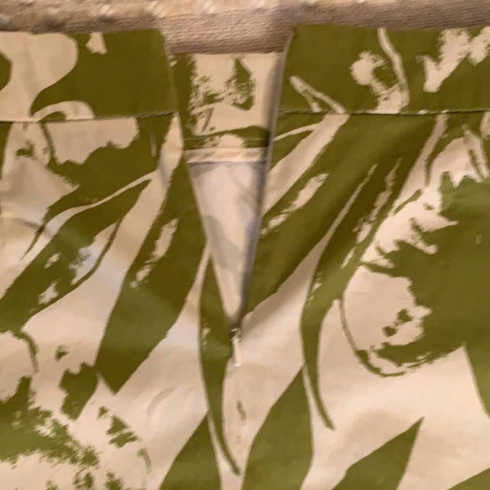 Size 2 Skirt with 2 small front Pockets Zips in back Kick pleat in back - Picture 6 of 12